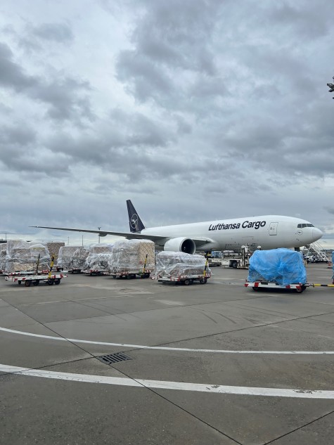 Frachtflugzeug im Flughafen Frankfurt Main