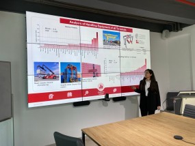 Wissenschaftliche Mitarbeitende des Fachgebiets Unternehmensführung und Logistik beim Vortrag über Equipment und Layout von intermodalen Terminals