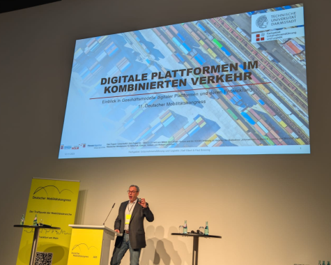 Prof. Dr. Ralf Elbert auf der Bühne beim 11. Deutschen Mobilitätskongress mit seinem Vortrag zum Thema „Digitale Plattformen im Kombinierten Verkehr“