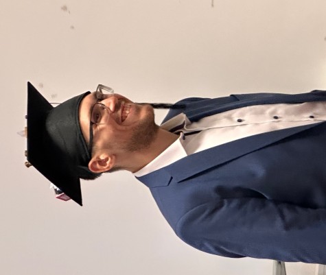 Wissenschaftlicher Mitarbeitender des Fachgebiets Unternehmensführung und Logistik nach erfolgreich bestandener Disputation