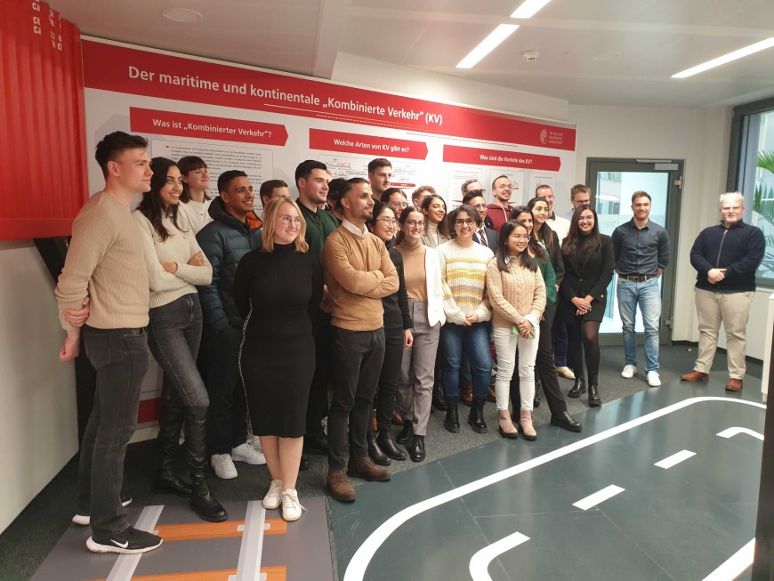 Studierende des Fachgebiets Unternehmensführung und Logistik beim Besuch im Innovationslabor Kombinierter Verkehr im HOLM, Frankfurt