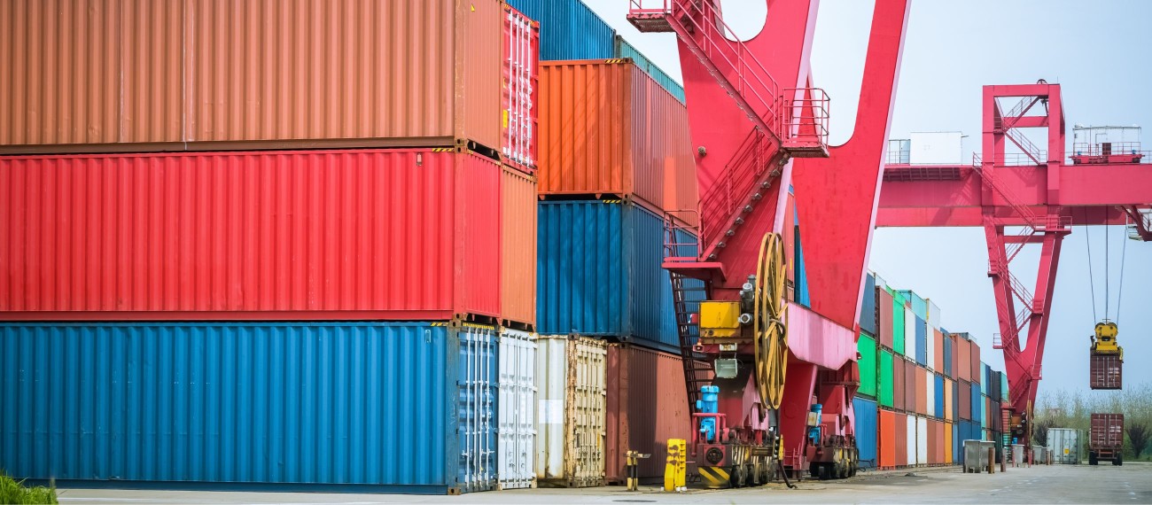 Frontalansicht von Containern und Kränen in einem Umschlagterminal