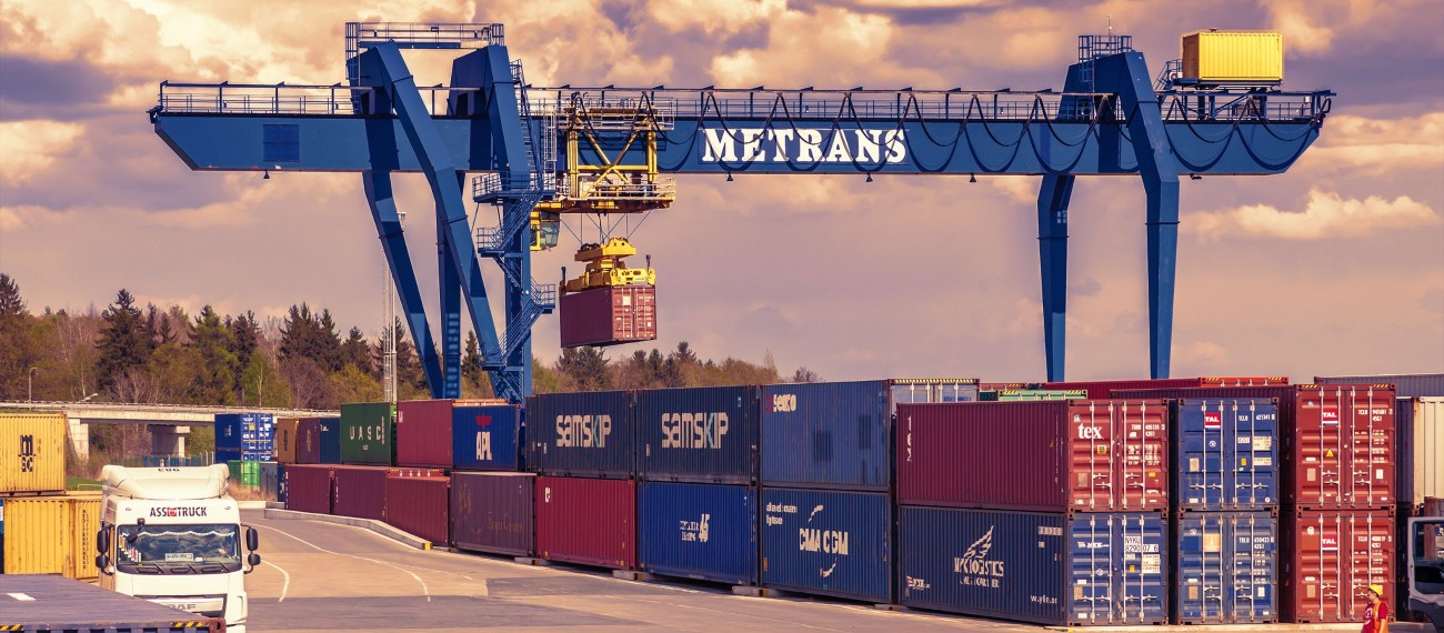 Intermodales Umschlagsterminal mit einem Portalkran